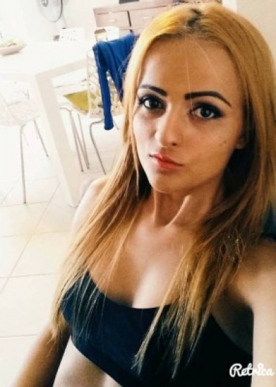Dalia taking a sexy selfie