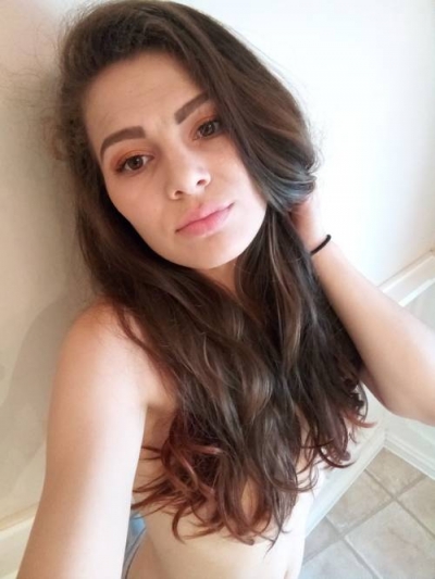 A close up of Elissas face to show her amazing eyes and sexy lips